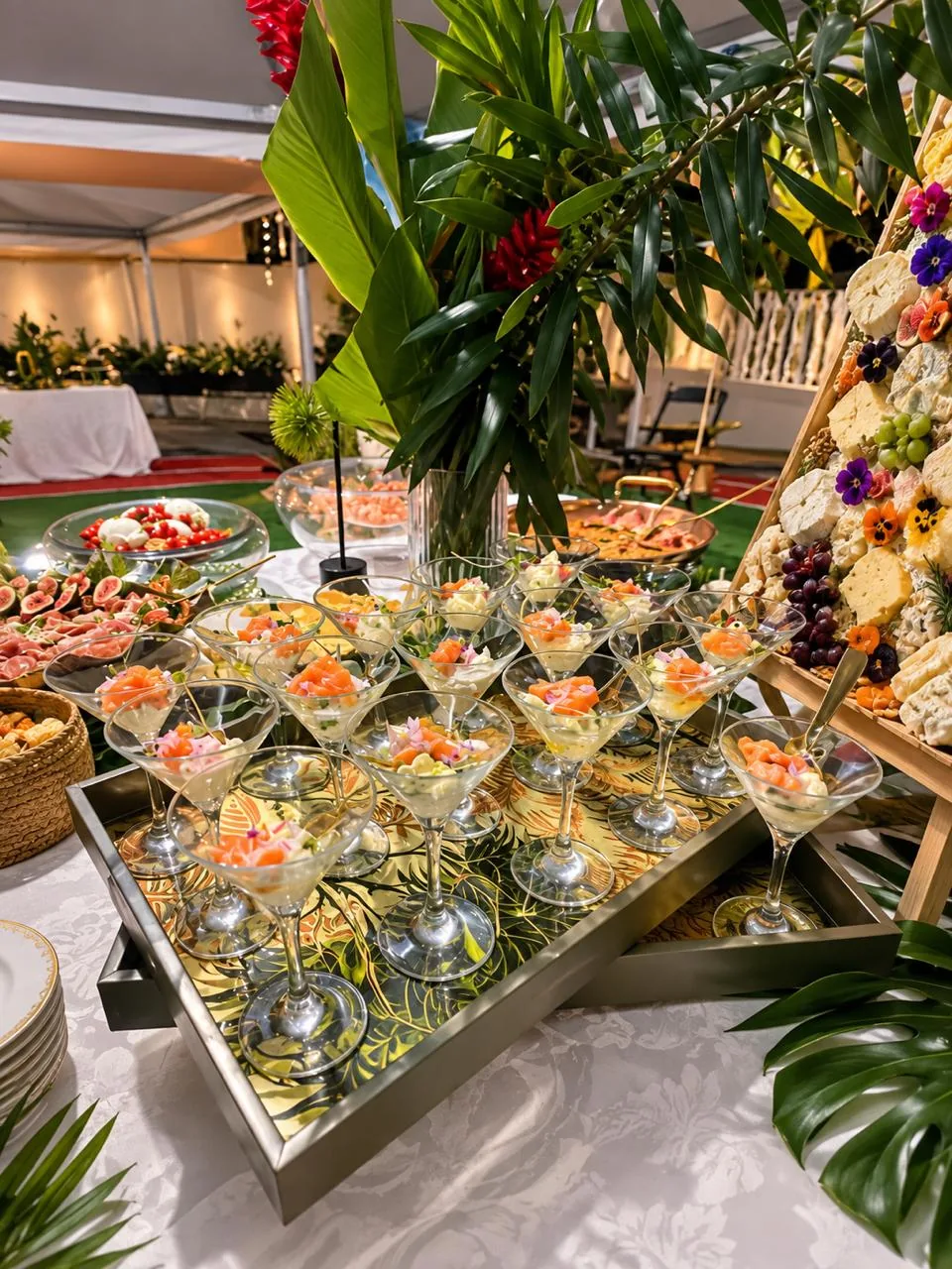 Mesa de evento com verrines e composições gastronômicas